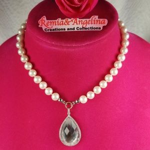 Pre-loved and Timeless Pearl Pendant Necklace